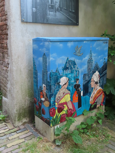 915062 Afbeelding van een in 2024 door Zoë Hoetmer beschilderd elektriciteitskastje in de Reguliersteeg te Utrecht, in ...